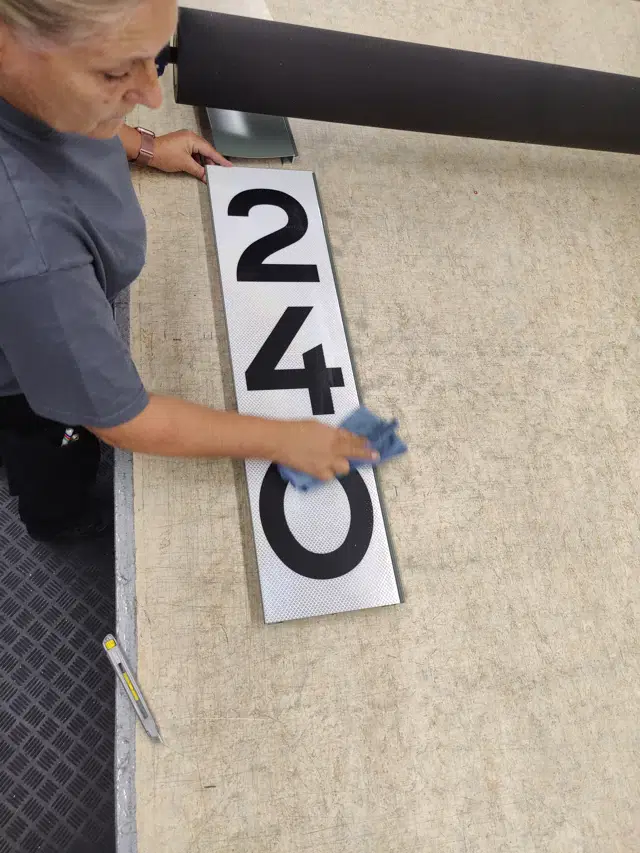 Så här håller du ditt vägmärke rent